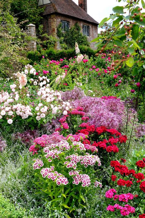 Gorgeous Gardens, Gardens Of The World, Sissinghurst Garden, Cottage Garden Design, Beautiful Gardens, Cottage Garden, English Garden, English Cottage Garden, Garden Inspiration