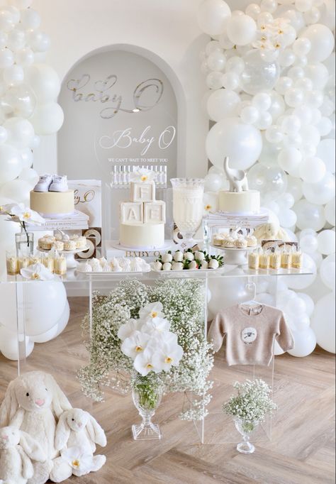 White and Crystal Baby Shower Colour Palette for auper gorgeous Chloe and Mitch. Planning | Styling Alysia Bridger Events Australia Baby Shower Decorations, Baby Shower Themes, White Baby Showers, Elegant Baby Shower, Classy Baby Shower, Baby Shower Gender Reveal, Babyshower, Baby Shower Themes Neutral