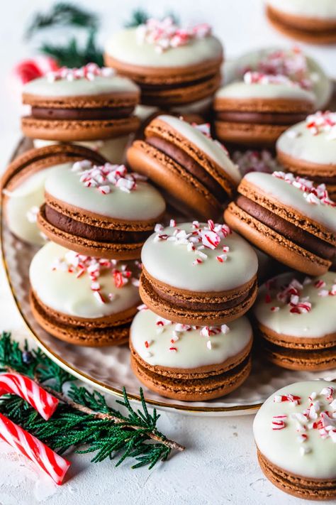 Peppermint Bark Macarons filled with peppermint white chocolate ganache and peppermint dark chocolate ganache #peppermint #macarons #chocolate #cookies #christmas Desserts, Dessert, Best Christmas Biscuits, Christmas Recipes, Macaroons, Desert Recipes, Fudge, Holiday Desserts, Christmas Food Desserts