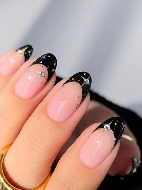 Love dark French tips? Here are 45 classic black French tip nails that will instantly elevate your basic manicure. Gold Nails, Nail Designs, Kuku, Pretty Nails, Uñas Decoradas, Dream Nails, Minimalist Nails, Cute Acrylic Nails, Swag Nails