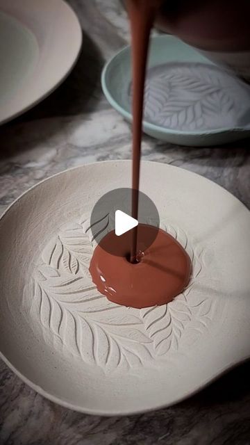 Love in Pottery on Instagram: "by @kelseyceramics. Glazing several color varieties of my leafy plate design 🍃 FOLLOW👉 @loveinpottery for more pottery contents ☕️ ! Credit 📷💚 @kelseyceramics visit their page and support 💕 Follow us on @musthomeguide (Interior Lovers) @mustvisitguide (Travel Lovers) & @dailyartlist (Art Lovers) ! #handmadeceramics #potterylove #homedecor #clay #glaze #interiordesign #artist #ceramicsculpture #pottery #ceramica #art #ceramics #ceramicstudio #pottersofinstagram #ceramic #porcelain #design #sculpture #ceramicart #contemporaryceramics #instapottery #stoneware #ceramicartist #keramik #craft #ceramique" Pottery, Fad, Ceramica, Plate Design, Ceramic Painting, Ceramics Bowls Designs, Pottery Designs, Manualidades, Handmade Ceramics Plates