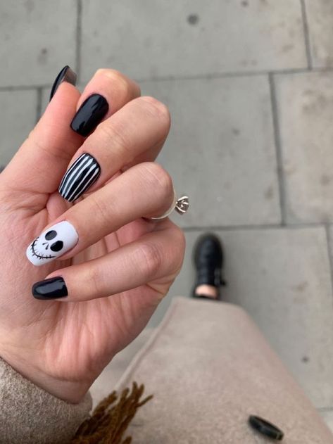 45+ Spider Web Nails to Step into the Halloween Spirit | Halloween Nails 2023 Halloween, Halloween Nail Designs, Halloween Toe Nails, Halloween Manicure, Easy Halloween Nails Design, Cute Halloween Nails, Holloween Nails, Easy Halloween Nails, Witchy Nails