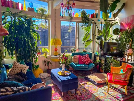 Apartment Therapy, Home Décor, Colorful Apartment, Colorful Desk, Apartment Decor, Colorful Living Room Design, Colorful Decor, Home Decor, Vintage Living Room Decor