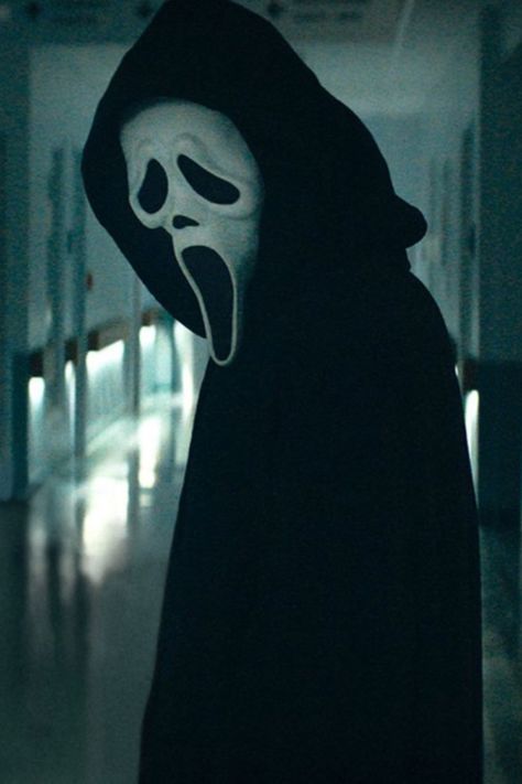 Marking the return of the Ghostface killer, the latest film reunites several top-shelf players from the original Scream 25, including Neve Campbell, David Arquette and Courteney Cox, each of whom have reprised their respective roles in several sequels. Click to watch the official Scream 5 trailer. Photo: Paramount Pictures #hypebeast #scream #scream5 Horror, Films, Ghostface Scream, Scream Franchise, Scream Movie, Scream 3, Scream Mask, Scream Picture, Scream Characters