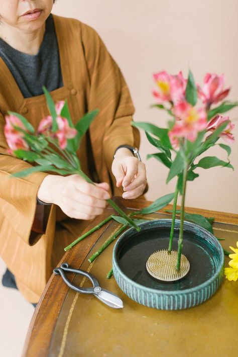 Japanese Florist, Gardening, Ideas, Japanese Garden, Japanese Floral Design, Japanese Culture, Japanese Flowers, Japanese, Ikebana Flower Arrangement
