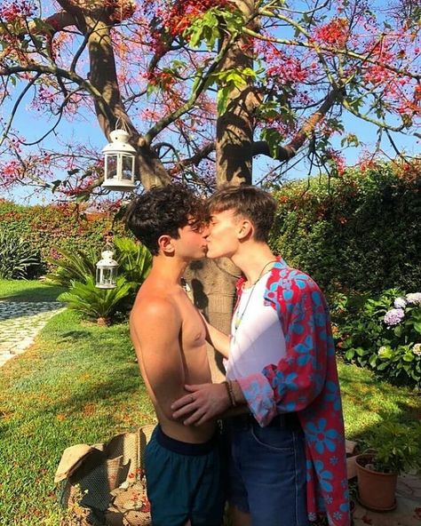 Gay Guys, Gay Couple, Cute Relationship Goals, Boyfriend Kissing, Cute Gay Couples, Boy Post, Man In Love, Couple Aesthetic