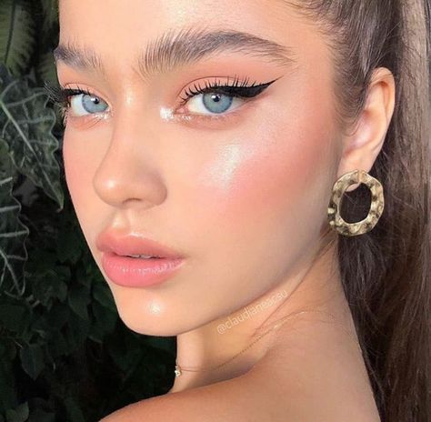 Dewy spring makeup 💫💗 discovered by Evie on We Heart It Make Up Looks, Make Up, Stunning, Makeup, Makeup Looks, Aesthetic Makeup, Aesthetic, Beauty Games