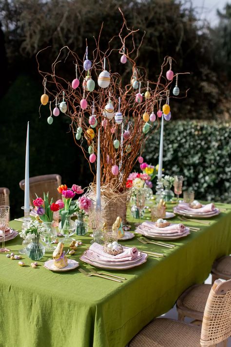 Easter Decor Party, 2024 Easter Decorations, Easter Buffet Tablescapes, Easter Decorations Aesthetic, Easter Lunch Decor, Easter Table Arrangements, Easter Garden Craft, Luxury Easter Decor, Easter Party Aesthetic
