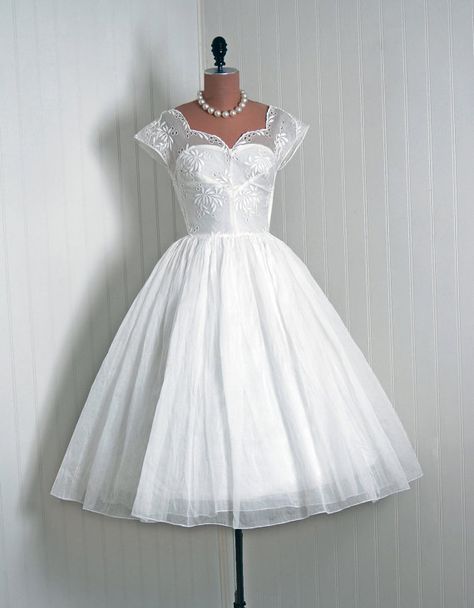 | Pinterest: @ amatilhadelobos | Wedding Gowns, 50s Dresses, Wedding Dress, 1950s Wedding Dress, 1950s Dress, Wedding Dresses Vintage, Vintage Bride, Vintage Dresses, Party Dress