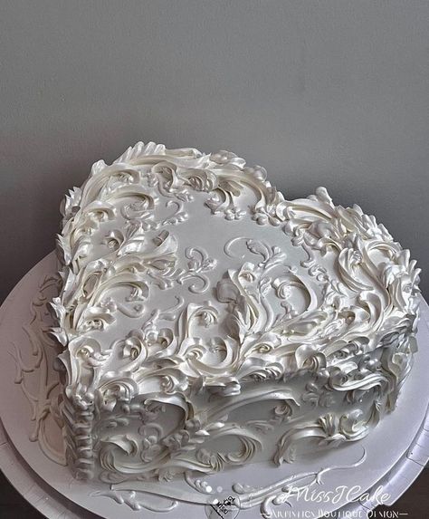 30th Birthday Cake Heart, Regency Themed Wedding, Kawaii Cake Ideas, Nikkah Cake Ideas, Easy Vintage Cake, Bridgerton Cake Ideas, Simple Cake Decorating Birthday, 28 Birthday Cake, 29th Birthday Cake