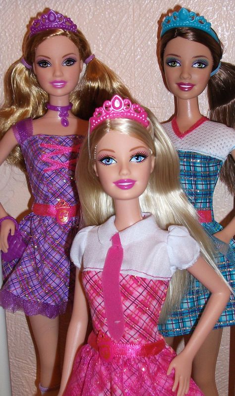 Barbie, Disney, Fashion Dolls, Barbie Clothes, Disney Dolls, Barbie And Ken, Barbie Collection, Barbie Princess, Barbie Dolls