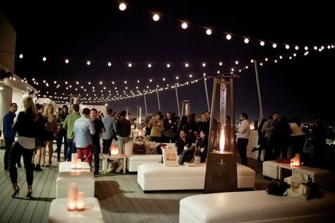 How do you make the decision between throwing a cocktail wedding versus that of the traditional sit-down wedding? Some things to keep in mind ... Rooftop Bar, Rooftop Party, Rooftop Lounge, Rooftop Wedding Reception, Rooftop Wedding, Hotel, Lounge Party, Cocktail Reception, Rooftop Lighting