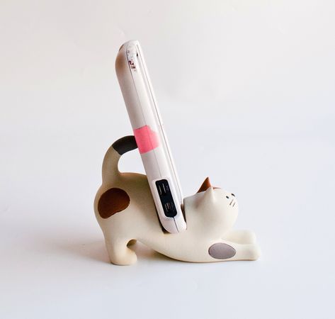 I want this for my new phone. Pottery, Diy, Gadgets, Fimo, Phone Holder, Phone Stand, Cell Phone, Gadget, Cork