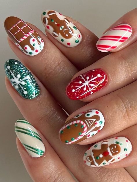 short Christmas nails: gingerbread man and candy cane stripes Manicures, Christmas Gel Nails, Holiday Nails, Christmas Nail Designs Holiday, Christmas Nail Art Designs, Christmas Nail Designs, Christmas Nail Polish, Christmas Nail Art, Christmas Manicure