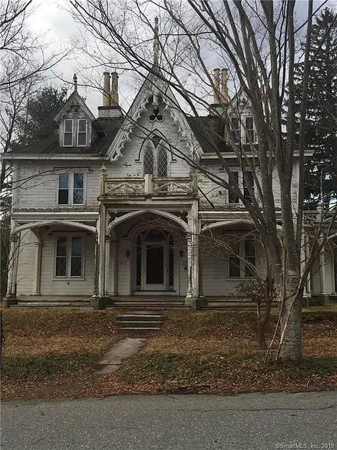 Instagram, Abandoned Mansion For Sale, Old House Dreams, Victorian Homes, Old Abandoned Houses, Guest House Cottage, Old Abandoned Buildings, Abandoned Buildings, Historic Houses