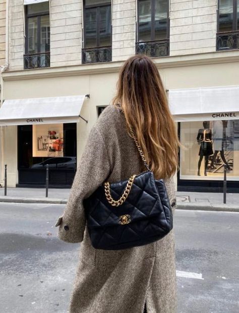 Chanel 19 bag street style outfit #chanel #chanelbag #luxury #streetstyle #outfit #fashion Chanel, Winter Fashion, Fashion, Dior, Style, Outfit, Moda, Vestidos, Vetements
