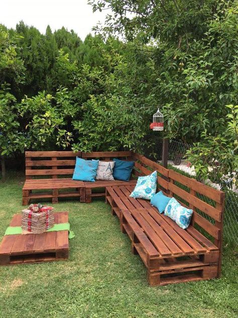 DIY Outdoor Pallet Sofa...these are the BEST Pallet Ideas! Camping, Outdoor, Decoracion Patios, Pergola, Patio Garden, Outdoor Furniture Sets, Outdoor Projects, Pallet Sofa, Outdoor Decor