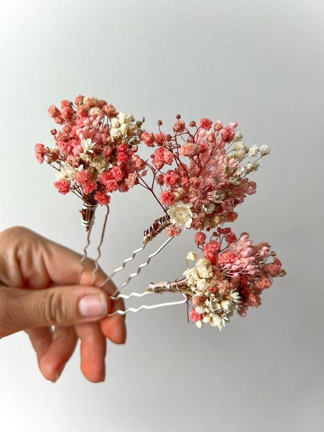 [Ad] Dried Flower Hair Pin For Boho Wedding Ceremony. Made With Real Dried Gypsophila And Glixia Flowers. Price Is For 6 Hair Pin! Size - 6 X 90 Cm. Processing Time : 1-3 Business Days Important Delivery Information: All Parcels To United States Will Be Delivered Via Usps - 7-10 Business Days, Parcels Within European Union (Incl. Uk, Switzerland, Norway) Will Be Delivered Via Ups Standard Service - 5-10 Business Days ( Phone Number Is Required For #bohoweddingaccessories Bijoux, Hochzeit, Peinados, Tiaras, Flower Hair Accessories, Flower Hair Pieces, Bridal Hair Clip, Wedding Hair Clips, Boda
