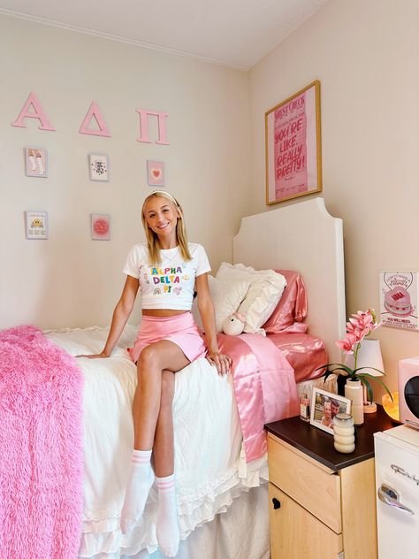 Preppy aesthetic dorm college pink aura girly Collage, Preppy Dorm Room Decor, Preppy Dorm Room, Pink Dorm Room Decor, Pink Dorm Rooms, Girls Dorm Room, Girly Dorm Decor, Cute Dorm Rooms, College Dorm Room Decor