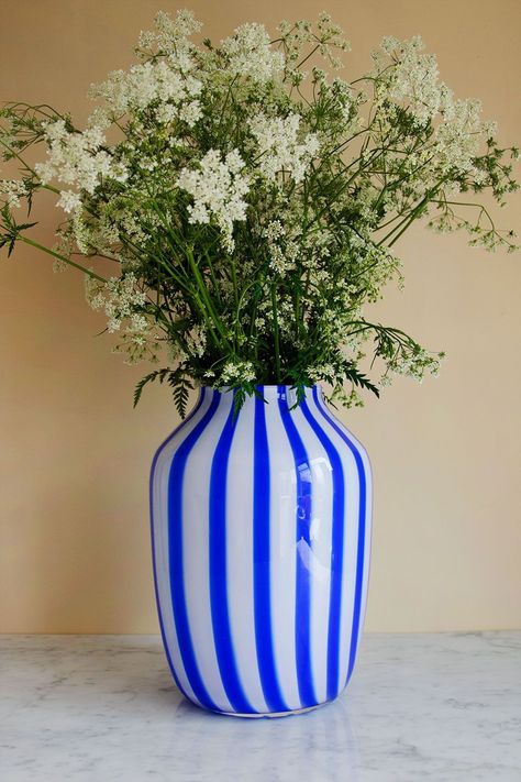 This Colorful Vase Creates a Joyful Atmosphere Anywhere you Place it - Hay Juice Vase Design by Kristine Five Melvær • Interior 3000 Interior, Rum, Vase Lamp, Blue Vases Decor, Vases Decor, Vases, Vase Design, Pottery Crafts, Hay Vase