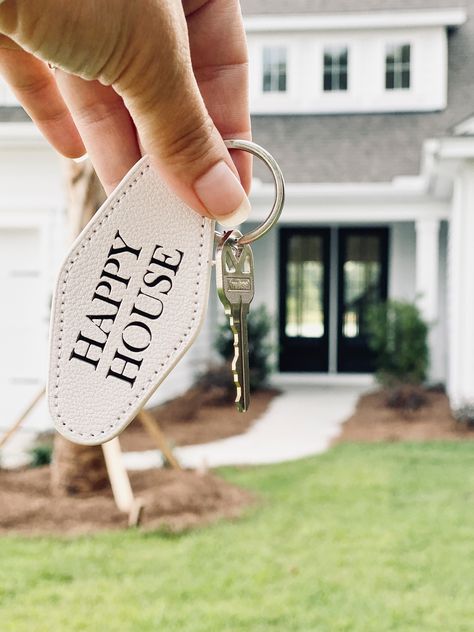 5 Stress-Free Tips to Settle Into Your New Home Build! | Homes.com Motivation, Buying A New Home, Buying A Home, First Time Home Buyers, Buying First Home, Home Buying, First Home, First Home Pictures, New House Keys First Home
