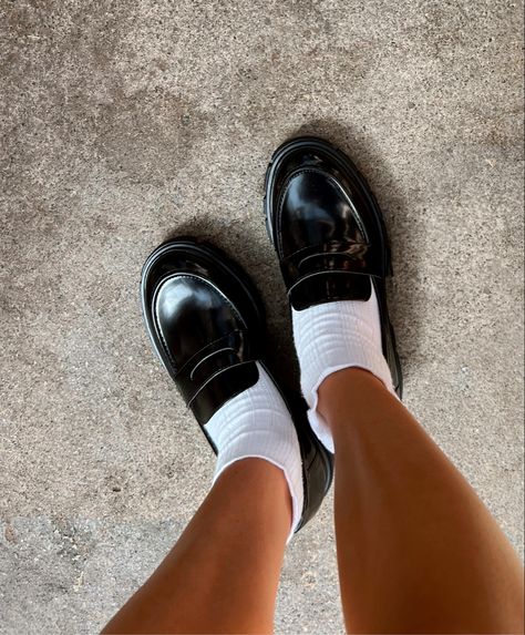 Outfits, Loafer Socks, Black Loafers, Loafers With Socks, Loafer Shoes, Penny Loafers For Women Outfits, Heeled Loafers, Black Patent Shoes, Black Loafers Outfit