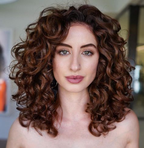 Warm Toned Auburn Brown Curls Haircuts For Round Face Curly Hair, Curly Hairstyles Color Ideas, French Curly Hair, Curly Hair Color Ideas Balayage, Curly Shoulder Length Hair, Short Curly Haircuts For Round Faces, Deep Auburn Hair, Curly Hair Celebrities, Natural Auburn Hair