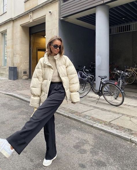 Style Your Puffer Coat Like a Fashion Girl | STYLE REPORT MAGAZINE Casual Outfits, Jeans, Trendy Outfits, Casual, Outfits, Tracksuit Bottoms, Winter Outfits, Cold Outfits, Winter Fashion Outfits