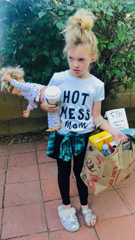 She was set on this tired Mom costume 🤣 I just love her ! Home-made Halloween, Mom Halloween Costume, Halloween Costumes For Moms, Costume De Halloween, Creative Halloween Costumes Diy, Mom Costumes, Bff Halloween Costumes, Cheap Halloween Costumes, Diy Halloween Costumes For Kids