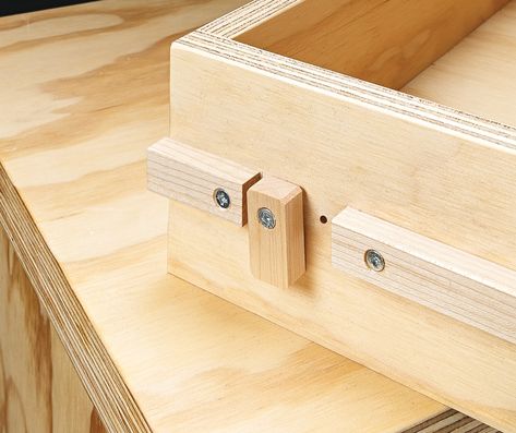 These shop-made drawer guides have a simple way of holding the drawer in the opening Garages, Drawer Slides Diy, Drawer Slides, Wood Drawer Slides, Woodworking Workshop, Wooden Drawers, Woodworking Shop Projects, Small Woodworking Projects, Woodworking Projects Diy