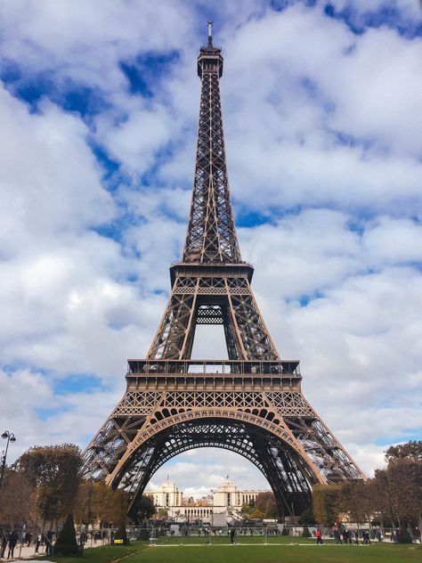 Eiffel Tower in Paris, France. Here's your perfect itinerary for 2 days in Paris! #paris #travel #france #europe #traveltips Dubai, Trips, Paris Travel, Paris, Paris France, Hotels, Paris Itinerary, Paris Hotels, France Travel