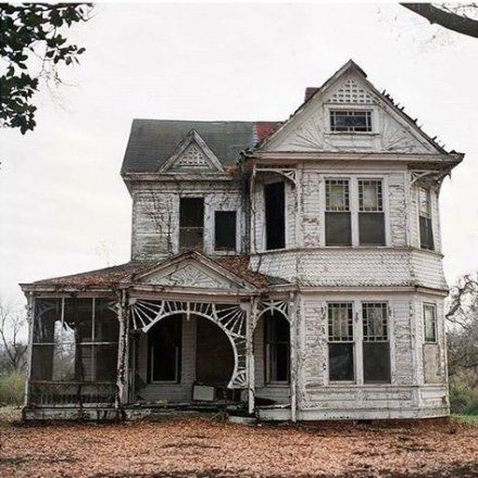 The Nostalgic Romance of Abandoned Homes | Art & Home Abandoned Homes, Old Barns, Abandoned Mansions, Abandoned Houses, Abandoned Places, Old Abandoned Houses, Abandoned Farm Houses, Old Farm Houses, Old Abandoned Buildings