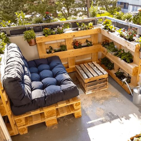 Outdoor Pallet Seating, Outdoor Pallet Projects, Pallet Patio Furniture Diy, Diy Patio Furniture, Outdoor Seating, Outdoor Balcony, Outdoor Couch Diy, Pallet Patio Furniture, Diy Pallet Patio Furniture