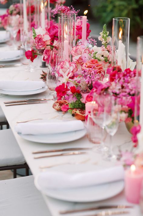 Bright pink and fuchsia floral table decor. Photo: @mashakartphotography Brunch, Pink Table Decorations, Pink Party Tables, Magenta Wedding Theme, Pink Wedding Receptions, Pink Wedding Theme, Pink Weddings, Pink Parties, Pink Table