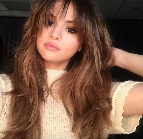 Selena Gomez, Long Layered Hair, Hair Trends, Selena, Celebrity Hair Trends, Cortes De Cabello Corto, Round Face Shape, Trendy Hair Color, Round Face Haircuts