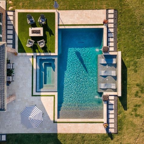 This 18’ x 36’ geometric pool features an oversized, negative edge spa that is perfectly symmetric to the sun shelf and glass tile feature wall along the back of the pool. LED bubblers were placed in the sun shelf, and combination fire/water bowls were added to either side of this space to highlight it even further. There is also a raised turf area with a fire pit and seating for an accent lounging area. BEAUTIFUL!!! 😍😍😍 Pools Backyard Inground, Modern Pool And Spa, Pool Patio Designs, Outdoor Pool Area, Swimming Pools Backyard Inground, Backyard Pool Design, Rectangular Pool, Pools For Small Yards