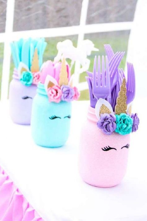 There's something so special about these gorgeous unicorn pastel mason jars full of cutlery, and it's such a practical way for your guests to help themselves. You can easily make some yourself by painting some mason jars. Draw some eyes with a black sharpie pen and glue on a gold horn and some unicorn ears. Don't forget to finish them off with some colorful flowers. See more party ideas and share yours at CatchMyParty.com Glitter, Pastel, Birthday, Kinder, Dekoration, Unicorn Birthday, Tema, Unicorn, Unicorno