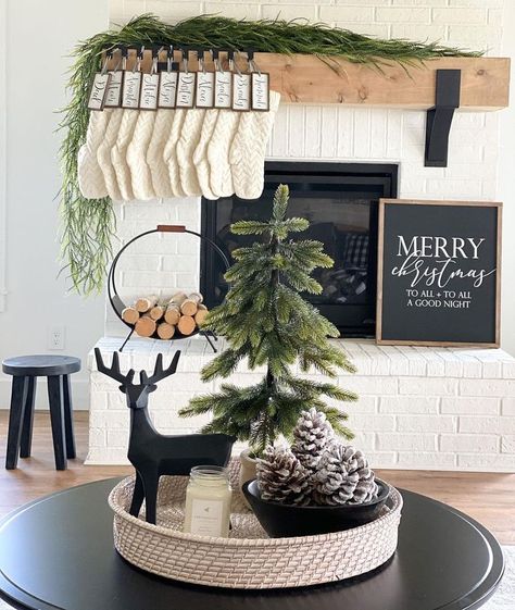Round Tray Décor Ideas for a Gorgeous Centerpiece Christmas Decorations, Christmas Home, Christmas Decor Inspiration, Farmhouse Christmas, White Christmas Decor, Farmhouse Christmas Decor, Christmas Deco, Modern Christmas Decor, Christmas Holidays