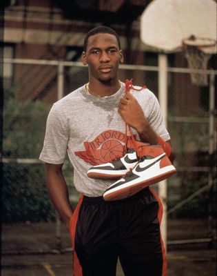 Jordan with his first pair of Nikes. Look at how young he was. Kobe, Air Jordans, Jordans, Michael Jordan, Michael Jordan Photos, Michael Jordan Basketball, Jeffrey Jordan, Micheal Jordan, Jordan Basketball