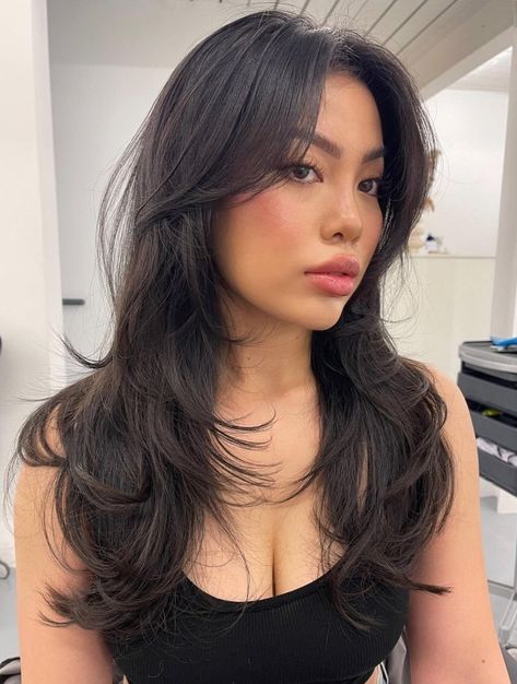 Long Soft Wispy Butterfly Cut Hairstyle Curtain Bangs, Blowout Hairstyles, Middle Part Bangs, Wispy Side Bangs, Front Bangs, Blowout Hair, Long Choppy Layers, Wispy Bangs Round Face Long Hair, Mid Length Layered Haircuts
