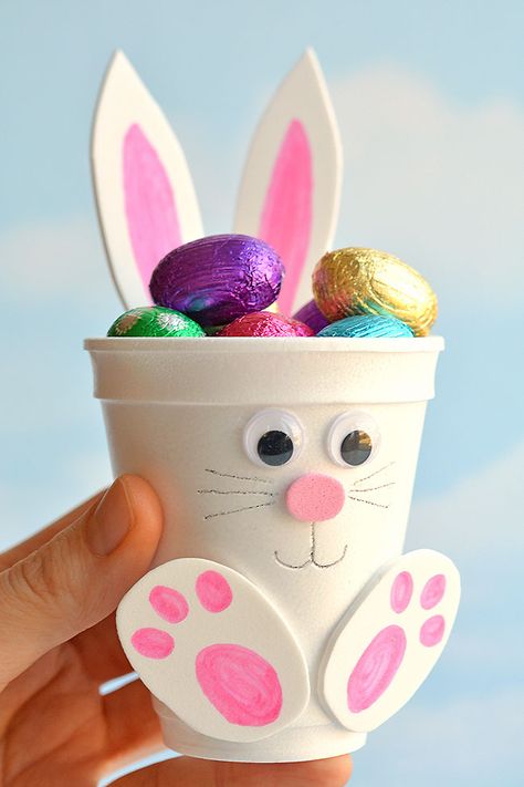 These foam cup bunnies are SO CUTE! I love how easy they are to make with simple craft supplies! Fill them with candy, chocolate eggs, pencil crayons, or even small toys. They take less than 10 minutes and make an awesome Easter treat idea! Make them as a decoration for the Easter table, or give them away as small Easter gifts. This is such a fun Easter craft for kids! Bunnies, Diy, Slay, Fun Crafts, Easy Crafts, Knutselen, How To Make Foam, Simple, Kids Crafts
