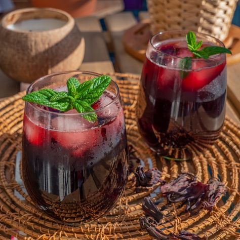 Jus de bissap – Infusion d’hibiscus glacée - Recette sénégalaise - DUMPLINGS & MORE Food Styling, Hibiscus, Foods, Brunch, Jus, Juice Drinks, Drink Recipies, Food And Drink, Food Lover
