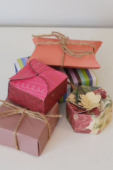 How to make five different unique handmade paper gift boxes! These are perfect for small handmade Christmas gift ideas #christmasgift #handmadegift #handmadegiftidea #handmade #jewelrybox #paper #scrapbookpaper #craft #diycraft Origami, Diy, Making Gift Boxes, Diy Gift Box, Paper Gift Box, Handmade Boxes, Gift Boxes Wholesale, Homemade Gift Bags, Gift Box
