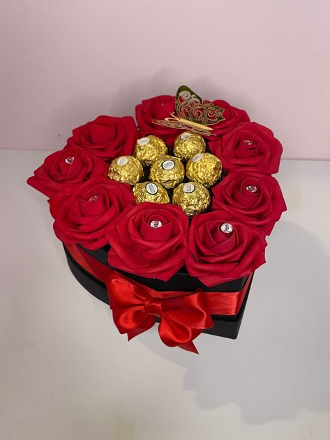 Valentino, Diy, Valentines Candy Bouquet, Flower Gift Ideas, Valentine Bouquet, Box Roses, Flower Gift, Ribbon Bouquet, Ribbon Rose Bouquets