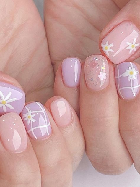 light purple and white short nails with flowers Cute Simple Nails, Simple Gel Nails, Pretty Gel Nails, Soft Nails, Cute Nails, Pastel Nail Art, Pastel Nails Designs, Cat Nail Designs, Light Purple Nails