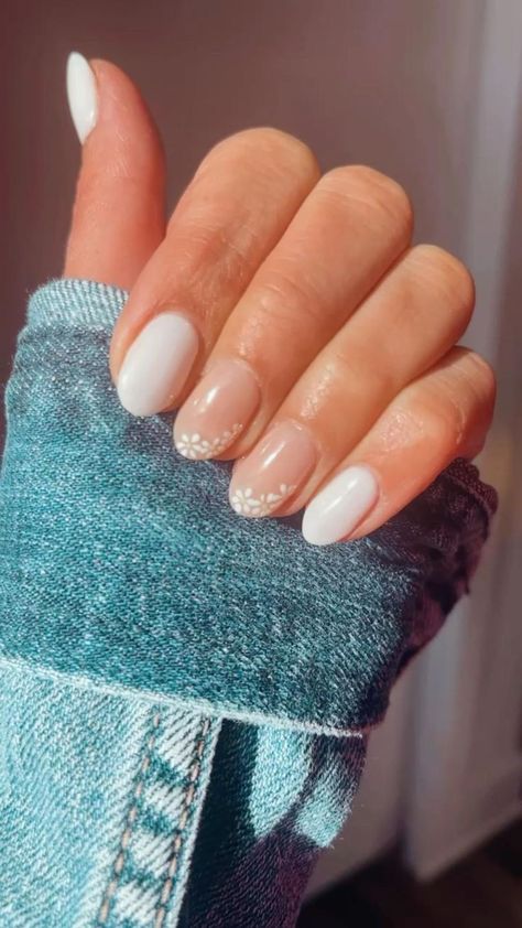 Looking for a neutral nail color that can complement any outfit? Try neutral spring nails! These nails are perfect for when you want to keep your look versatile and fresh. Nail Ideas, Ongles, Trendy Nails, Neutral Nails, Graduation Nails, Nails Inspiration, Subtle Nails, Bride Nails, Round Nails