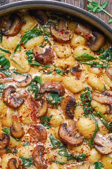 Quick and Easy Meals in 20 Minutes: Creamy Spinach and Mushroom Gnocchi Healthy Recipes, Gnocchi, Pasta, Spinach Soup, Spinach Recipes, Healthy Gnocchi Recipes, Creamy Spinach, Spinach Stuffed Mushrooms, Chicken Gnocchi