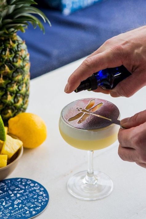 Twists On The Twist: Creative Garnishes Make Cocktails Extra Fun Alcohol, Unique Cocktail Garnish, Garnishing Ideas, Unique Cocktails, Craft Cocktails, Cocktail Garnish, Fancy Drinks, Cocktail Decoration, Drink Garnishing