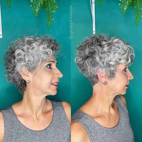 We have collected 20 wonderful examples like this salt-and-pepper curly long pixie. Whether you want to add some volume, cover thinning hair, or try out a new style, these long hairstyles will be sure to turn heads, while staying true to your sense of style! // Photo Credit: @_grazigoncalvess on Instagram Pixie Haircuts, Long Pixie, Short Hair Cuts For Women, Longer Pixie Cuts, Haircuts For Curly Hair, Short Hair Older Women, Pixie Haircut, Curly Pixie Cuts, Curly Pixie Haircuts
