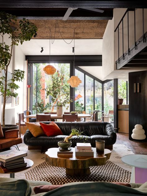 A phenomenal Melbourne home features open concept living that connects to a garden! Midcentury Modern Living Room, Elle Decor Bedroom, Modern 70s Home, Mid Century Modern House Interior, Eclectic Industrial Decor, Post Modern Interior Design, Modern Japanese Interior Design, Cozy Eclectic Living Room, Interior Inspiration Bedroom